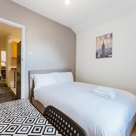 Mile End Double Rooms 86A Londra Exterior foto