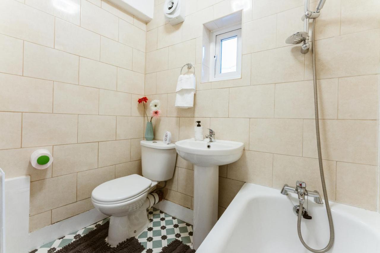 Mile End Double Rooms 86A Londra Exterior foto