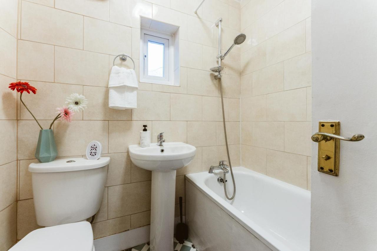 Mile End Double Rooms 86A Londra Exterior foto